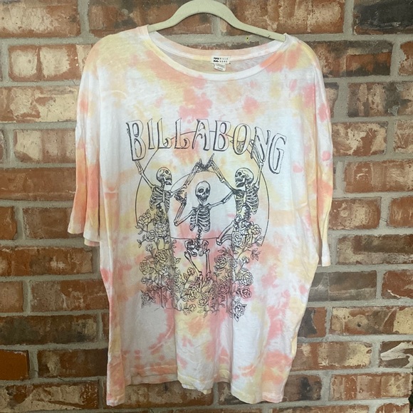 Billabong Tops - Billabong graphic tee